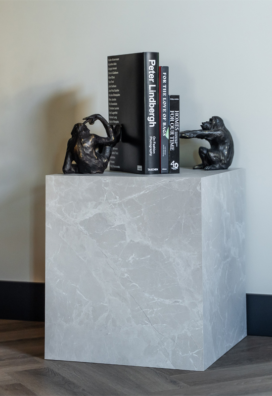 Marmeren tafel met accessoires