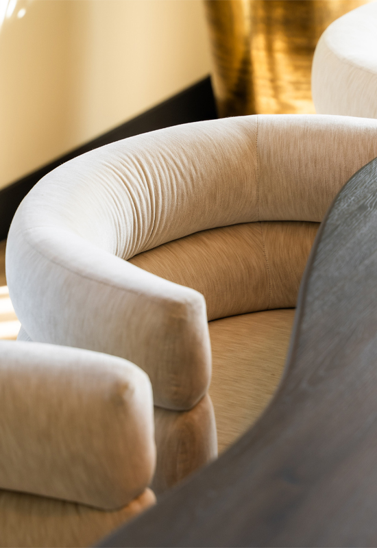 Ronde eetkamerstoel beige stof