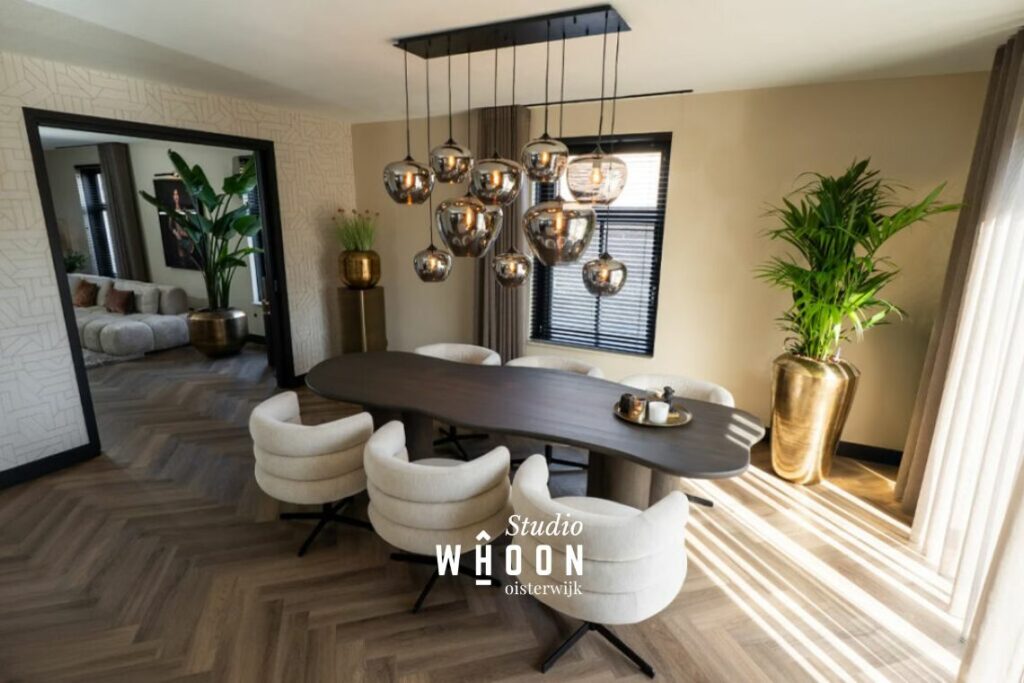 eethoek-bruine-houten-tafel-beige-eetkamerstoelen-plafondlamp