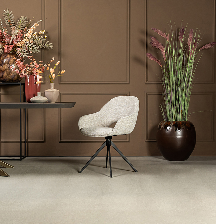 eetkaerstoel met open rug beige en armleuning