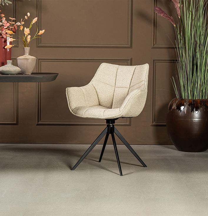 eetkamerstoel beige creme met armleuning en zwarte draaipoot
