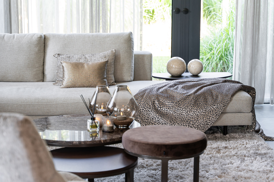 Bank met overzettafel en accessoires plaid Claudo