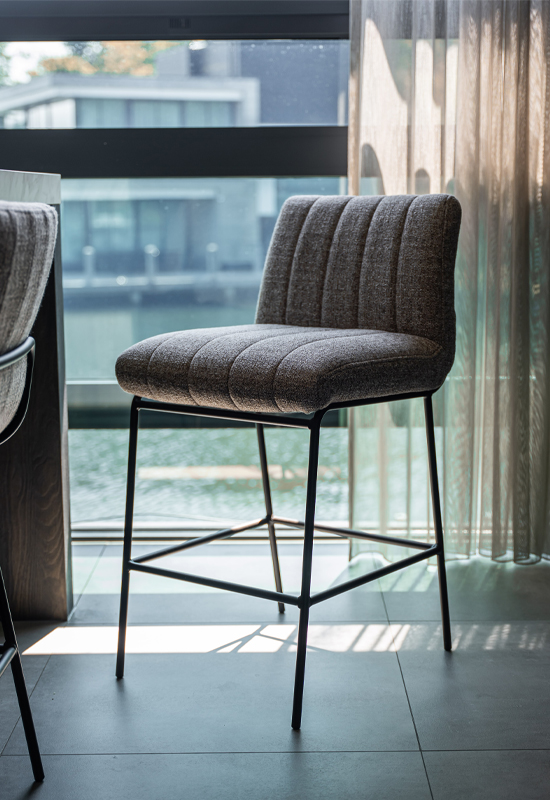 Barkruk stiknaden verticaal in stof