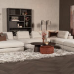 Beige hoekbank liggedeeltes losse kussens