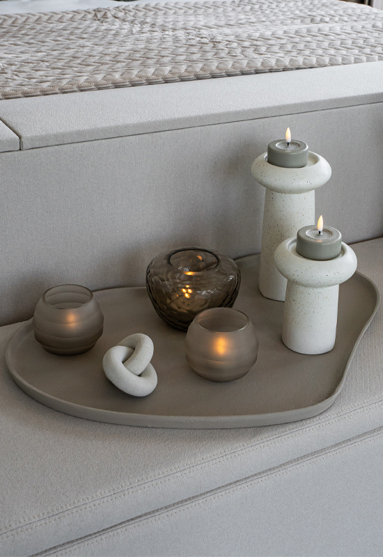 DIenblad organisch beige met lichte accessoires