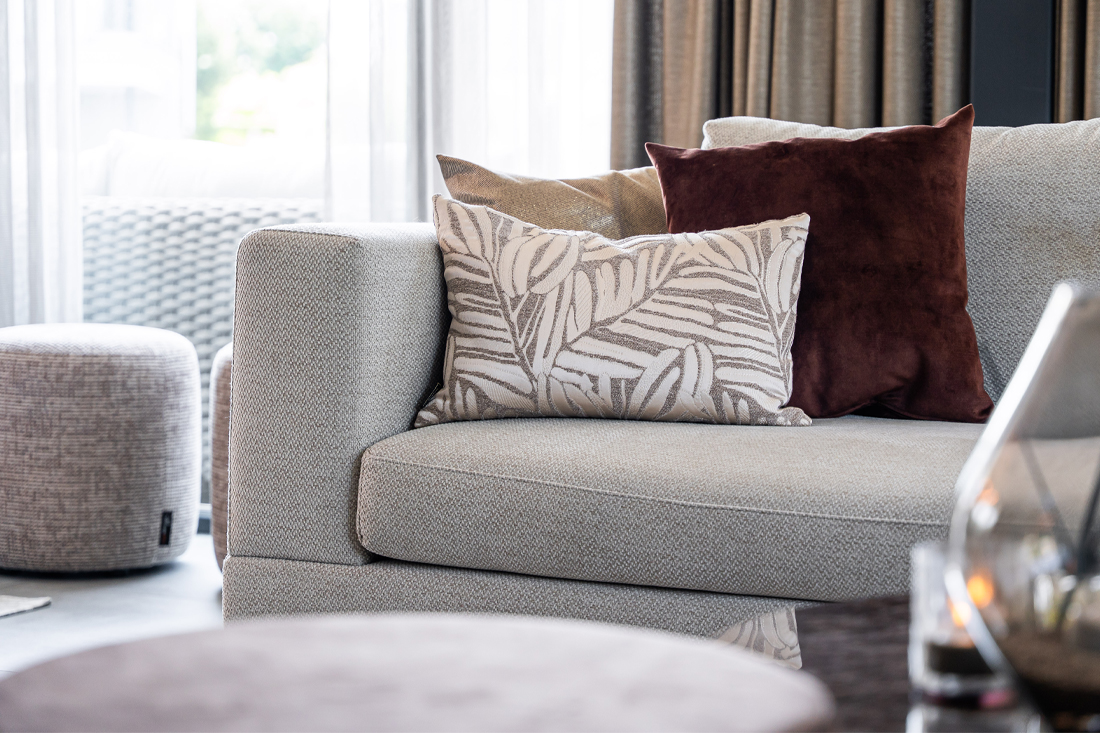 Hoekbank grijs beige stof met sierkussens