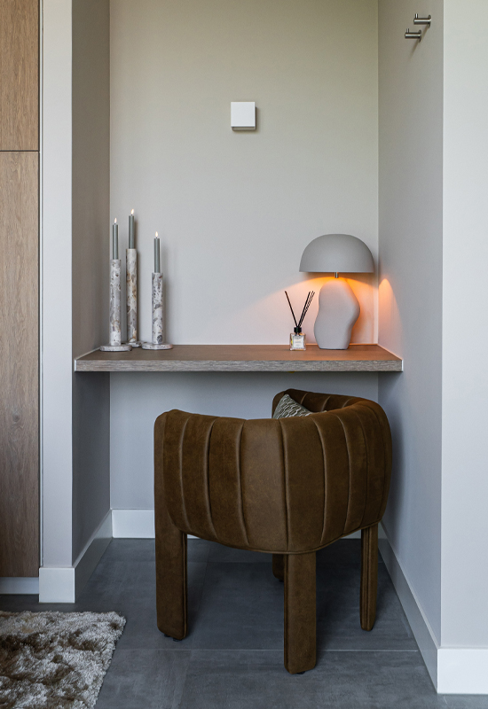Hoekje bureau met fauteuilstoel en accessoires
