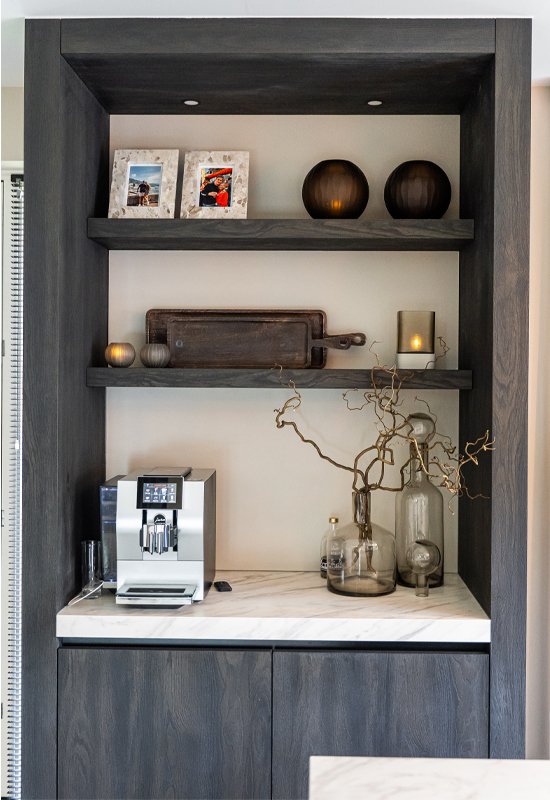 Kast hout zwart met decoratie