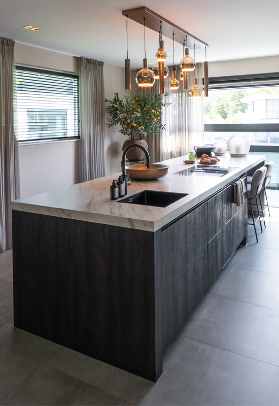 Keukeneiland marmer met zwart hout