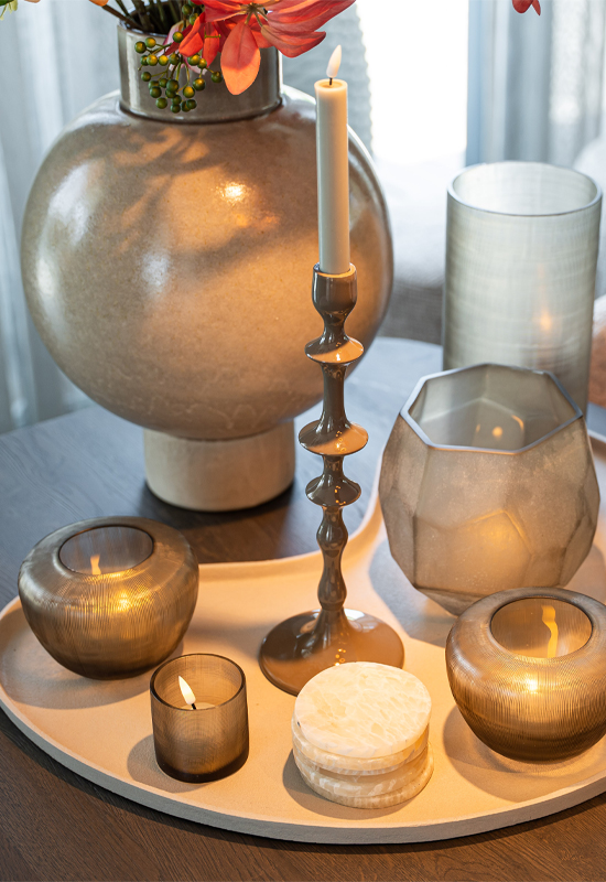 Organisch dienblad met verschillende accessoires