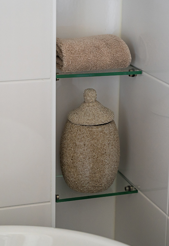 Plankjes in badkamer met decoratie