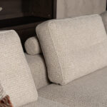 Rolletjes achter rugkussen beige stof