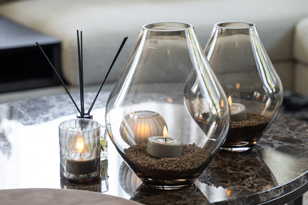 Sfeervolle accessoires op salontafel