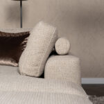 Stoffen hoekbank beige rolletjes achter rugkussen