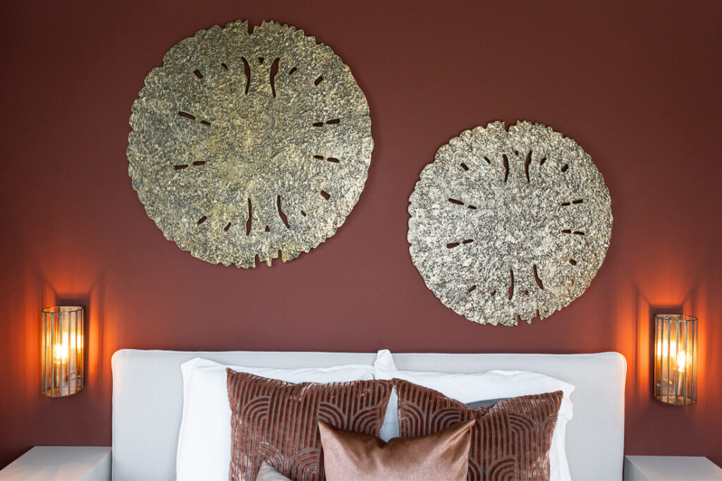 chique slaapkamer rood met luxe details