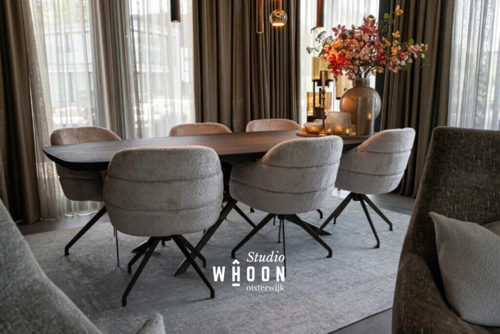 eetkamer-houten-eettafel-beige-stoelen