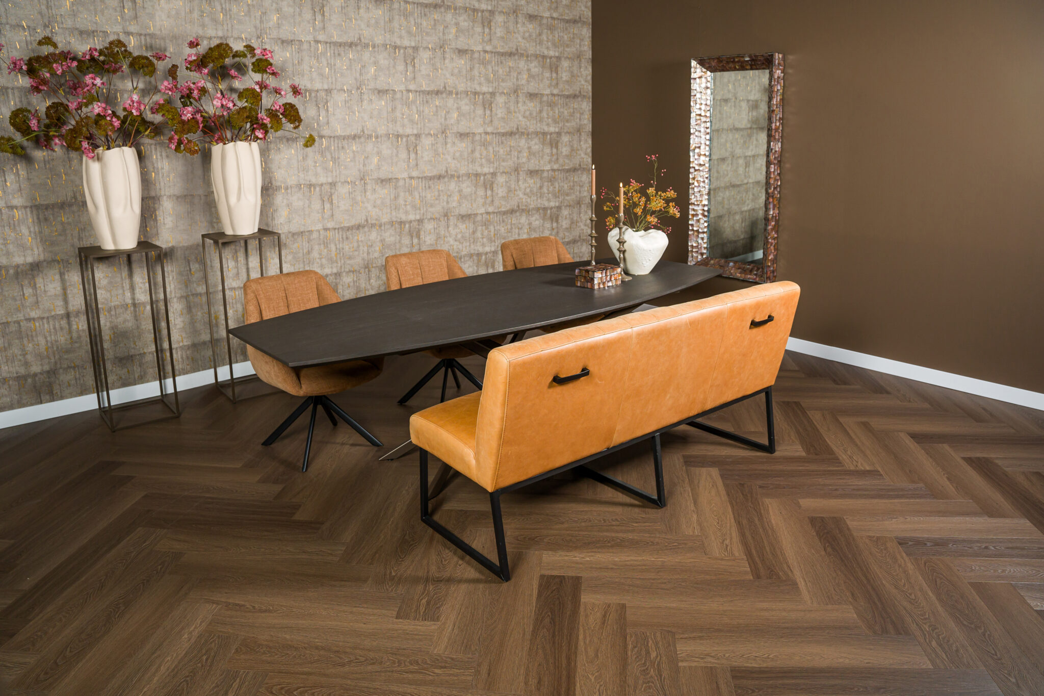 ovale eettafel met eetkamerbank