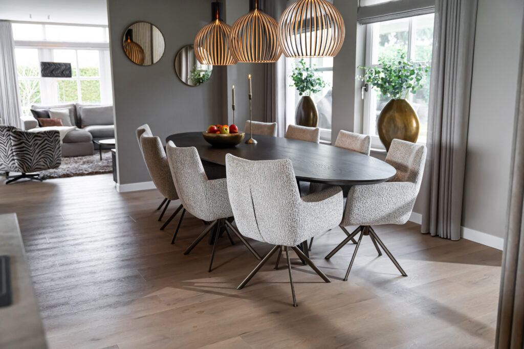 Wat is het verschil tussen een ronde en ovale eetkamertafel?