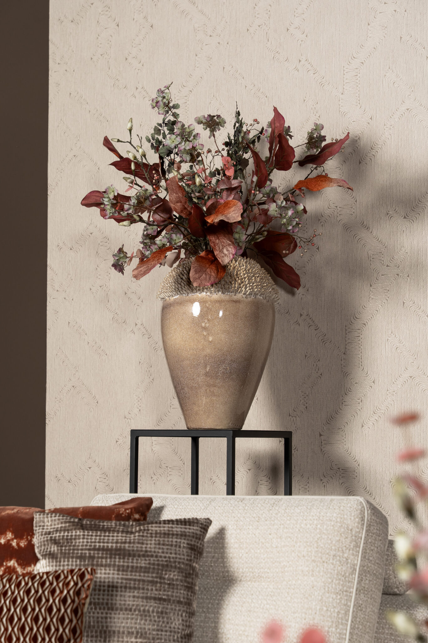 vaas met zijden bloemen