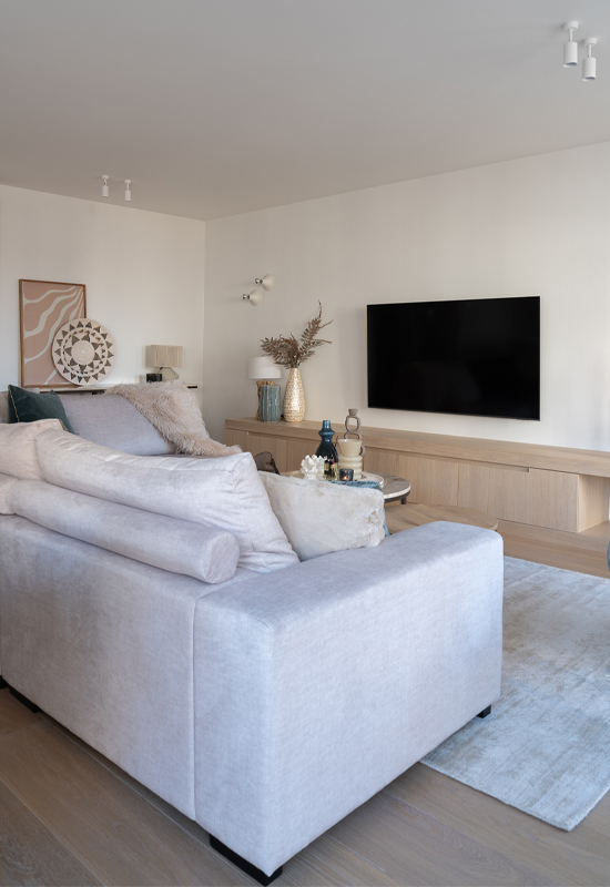 Bank met rolletjes achter rugkussen beige