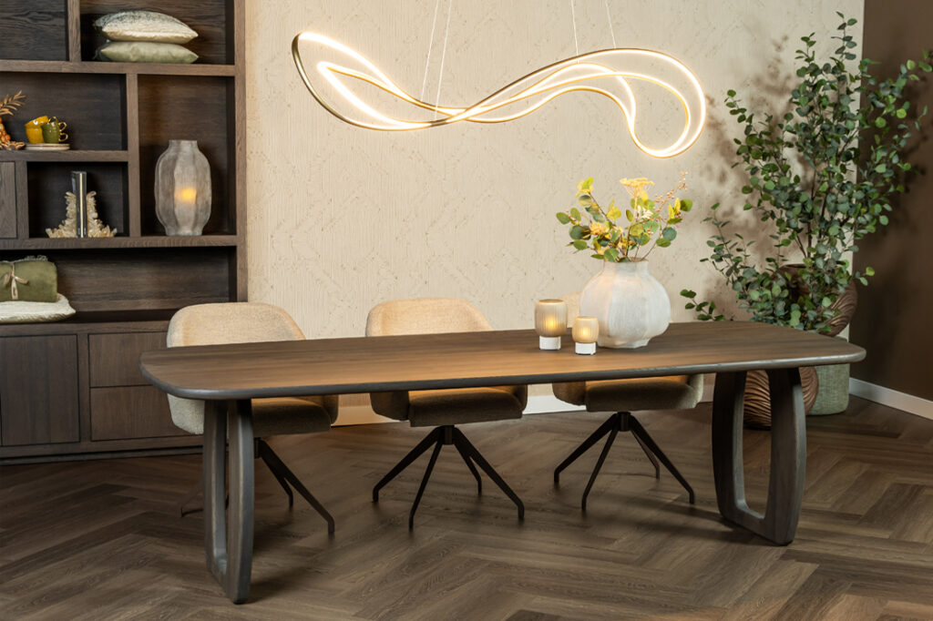 Bruin houten eettafel eiken