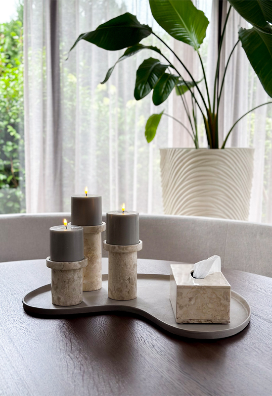 Dienblad met accessoires op eettafel