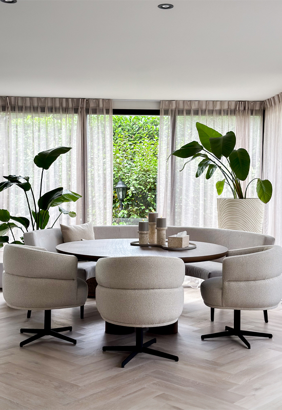 Eethoek ronde tafel en bank met stoelen