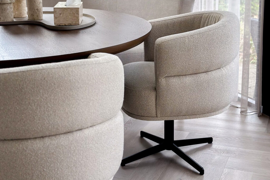 Eetkamerstoel beige stof stiknaad