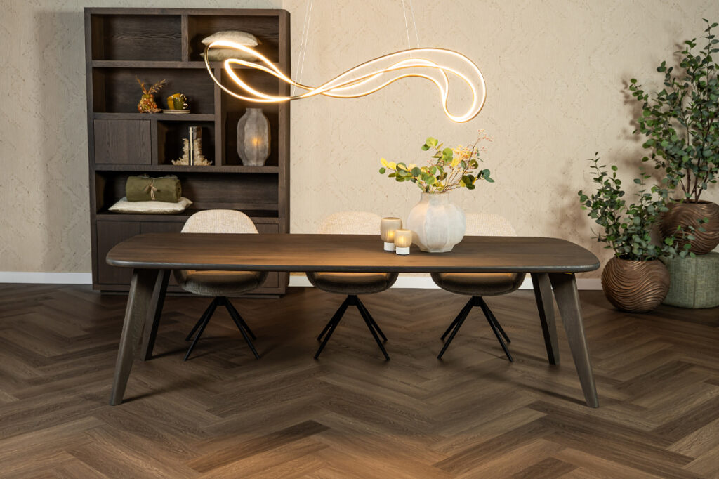 Eettafel bruin hout eiken bolle afwerking