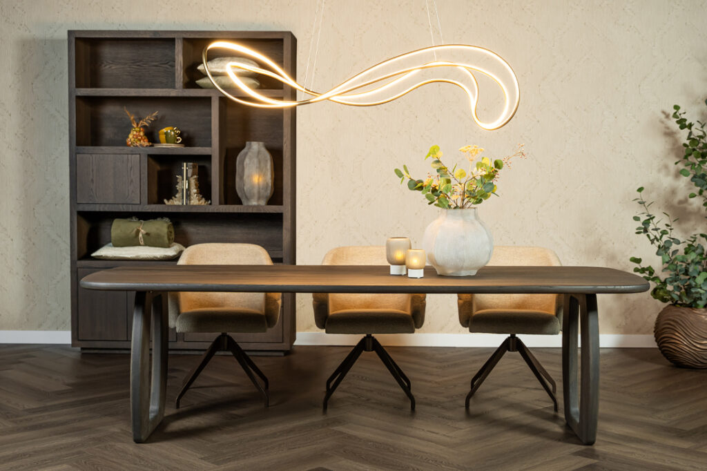 Eettafel hout eiken bruin bolle randafwerking met houten 0-poot