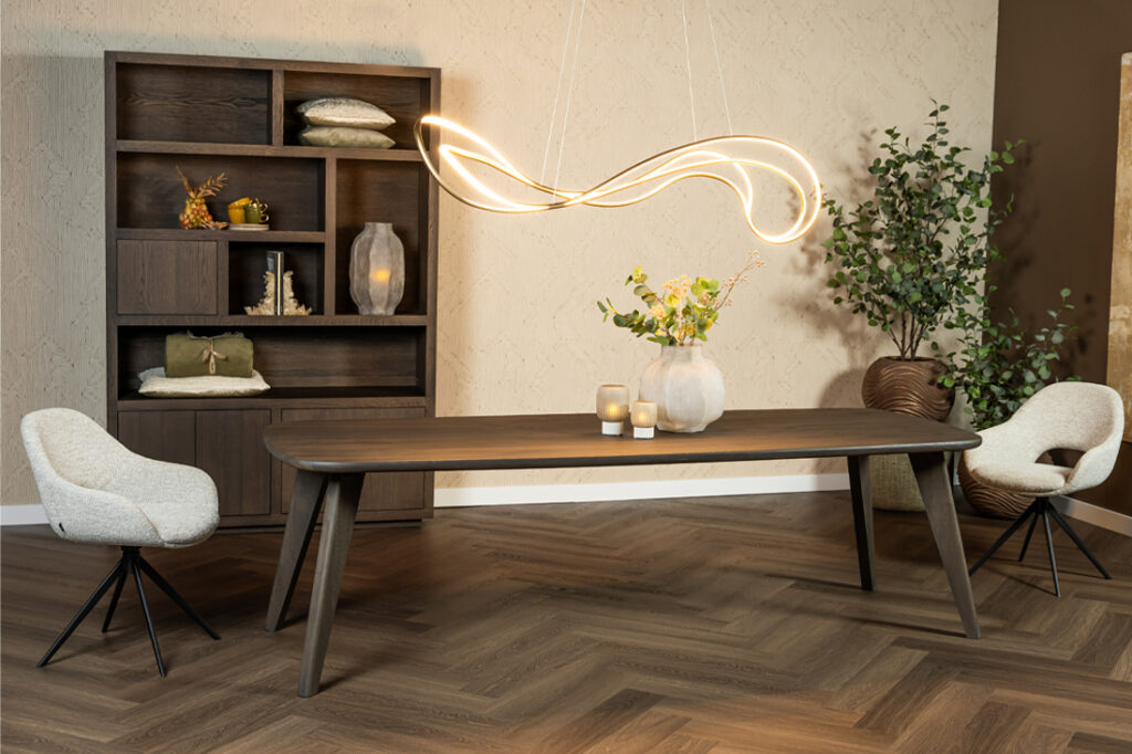 Taps toelopende poot bruin eiken zelfde kleur als blad bol