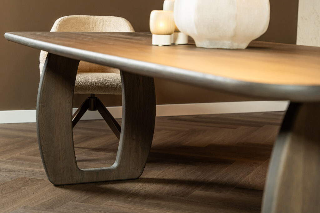 Houten O-poot eettafel bruin eiken