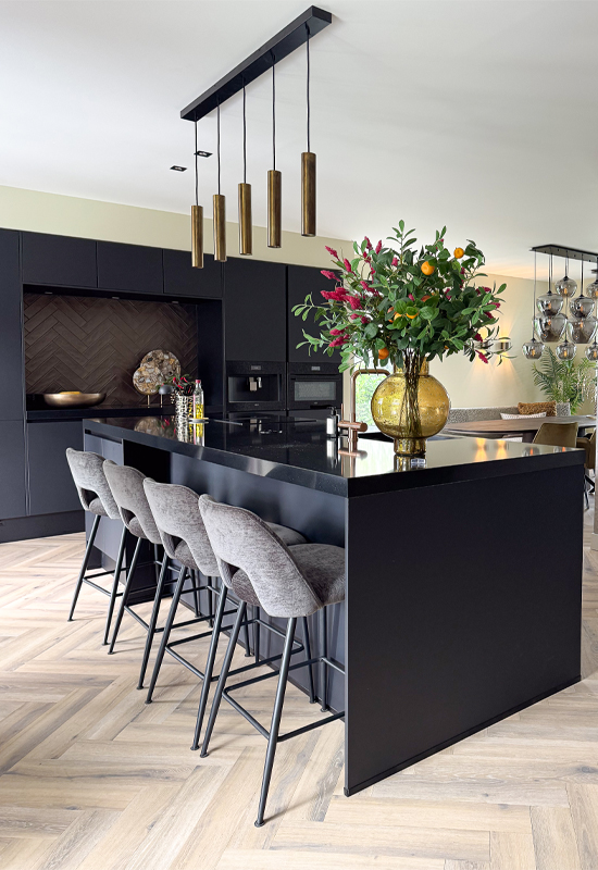 Keuken met bartafel en barkukken stof