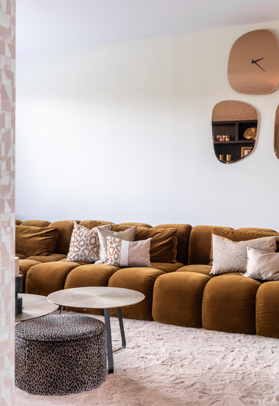 Okergelen stoffen bank blokpatroon