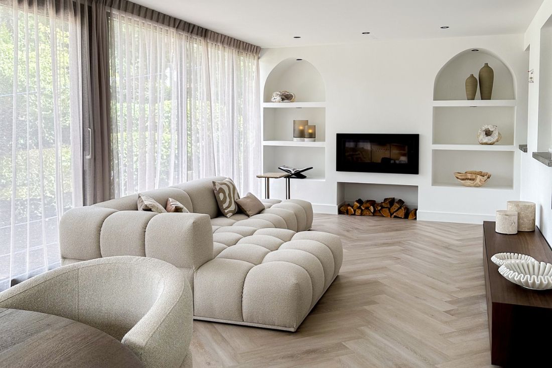 Beige hoekbank in beige interieur met accessoires