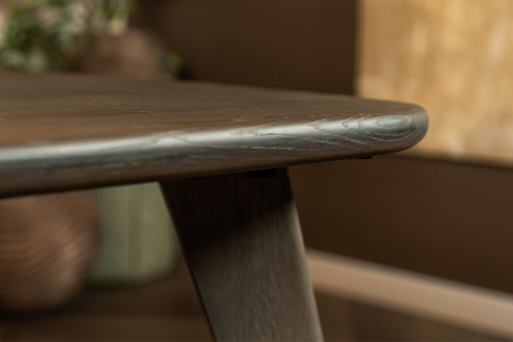 Randafwerking bol eettafel bruin hout