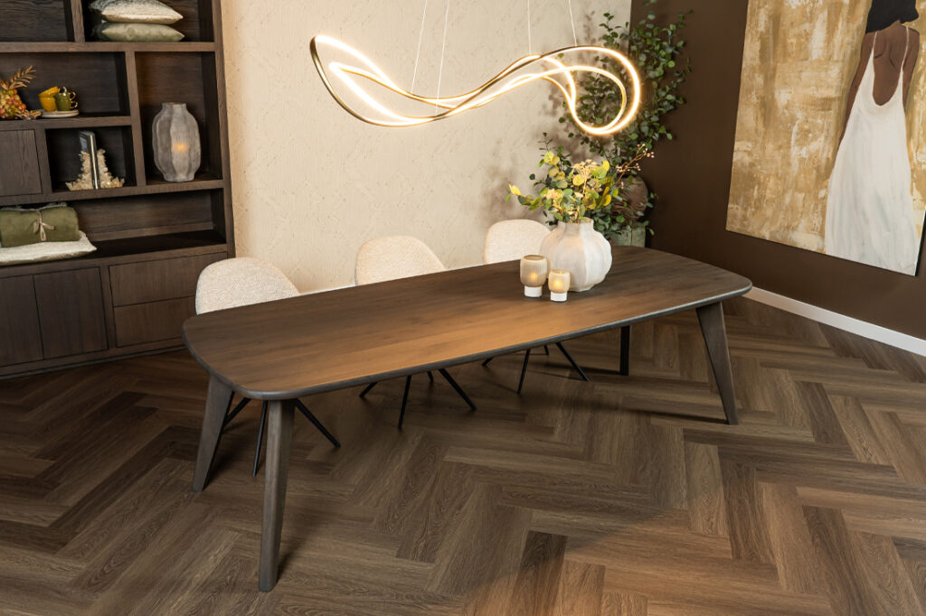 Taps toelopende poot bruin eiken zelfde kleur als blad bol