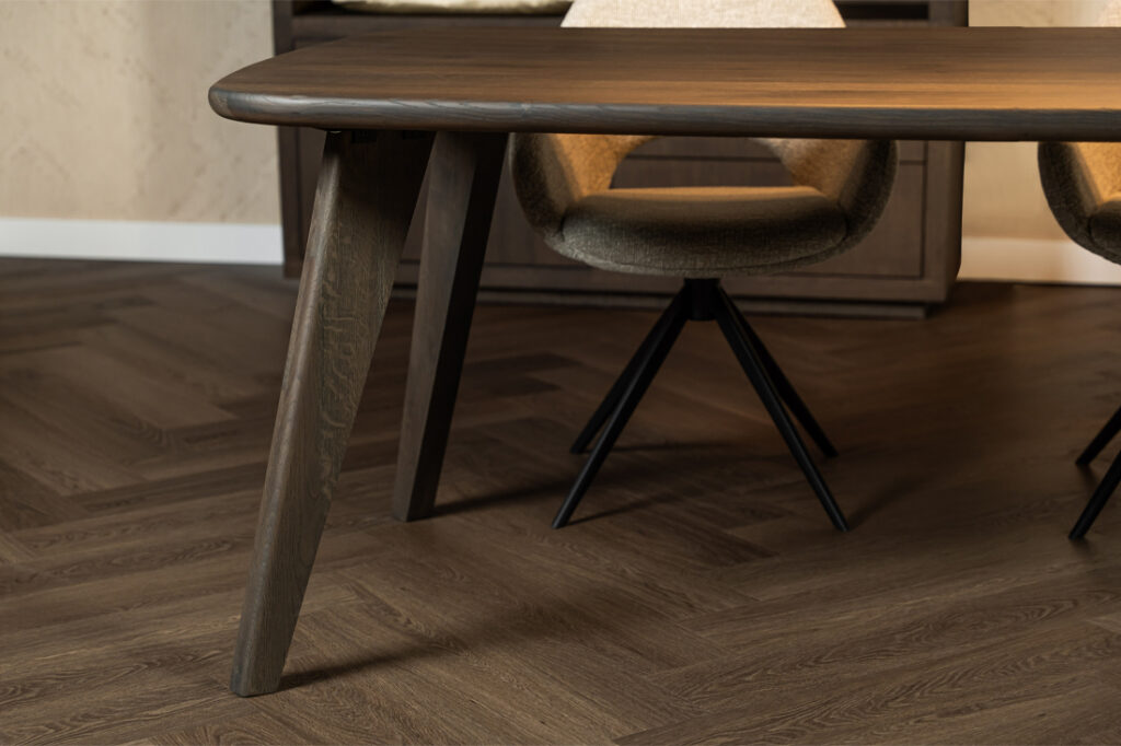 Taps toelopene poten hout bruin eettafel ronde hoeken eiken bruin