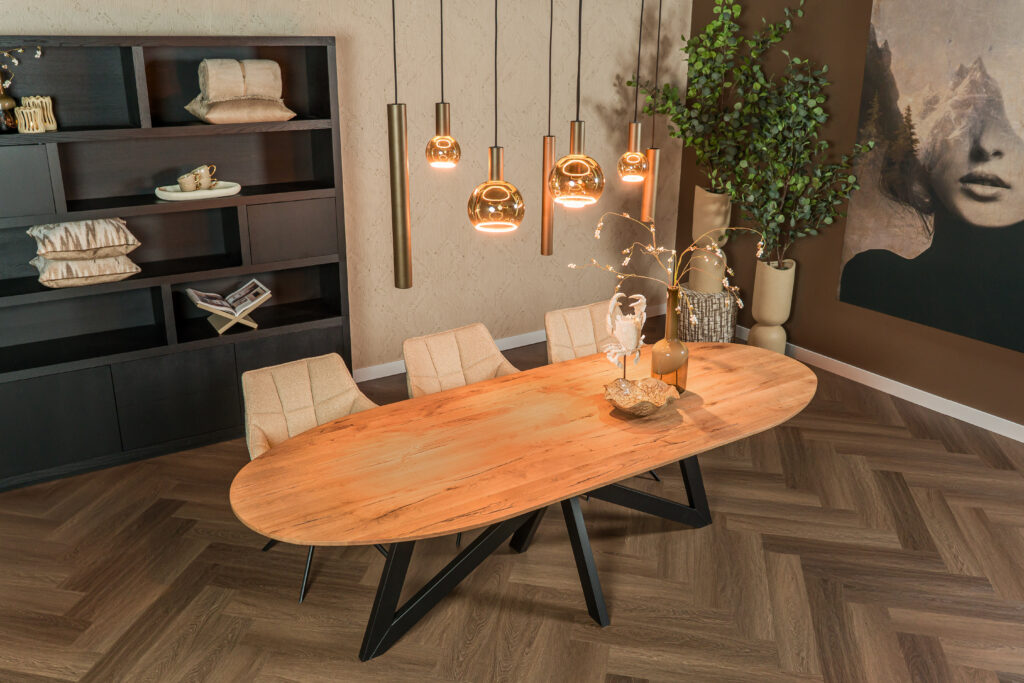 Wat zijn de voordelen van een eettafel op maat ten opzichte van standaard?