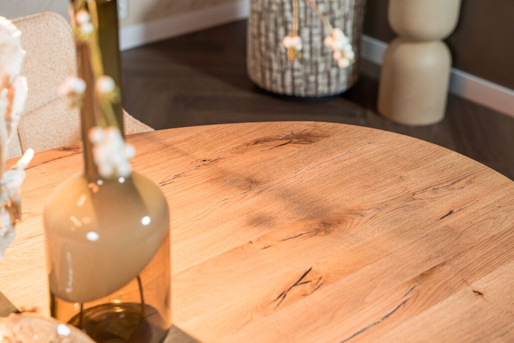Hoe lang gaat een houten eettafel mee?