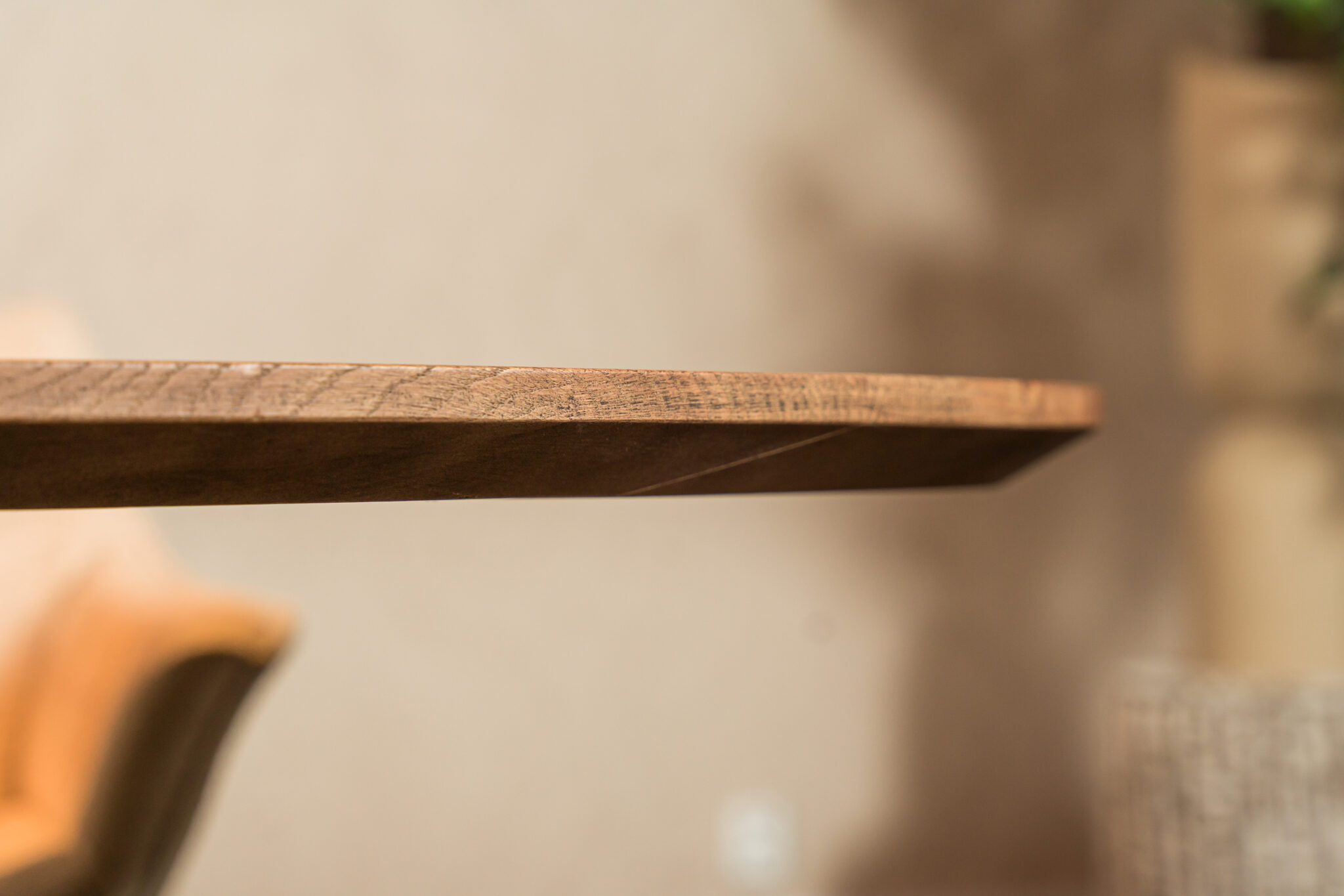 Wat is het verschil tussen een massief houten en fineer eettafel?