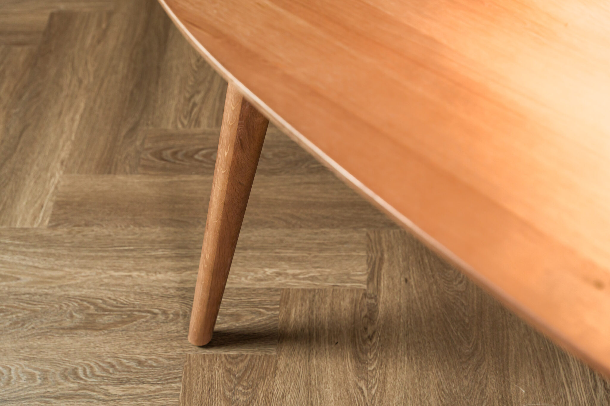 Wat is het verschil tussen een massief houten eettafel en een fineer eettafel?