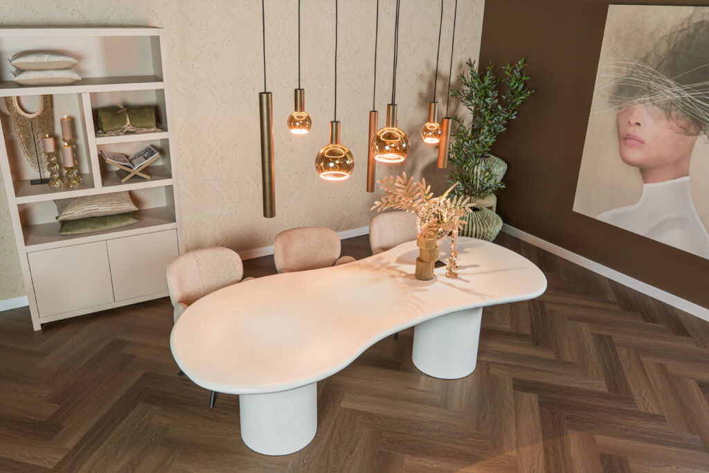 Waar plaats je een eettafel in een L-vormige keuken?