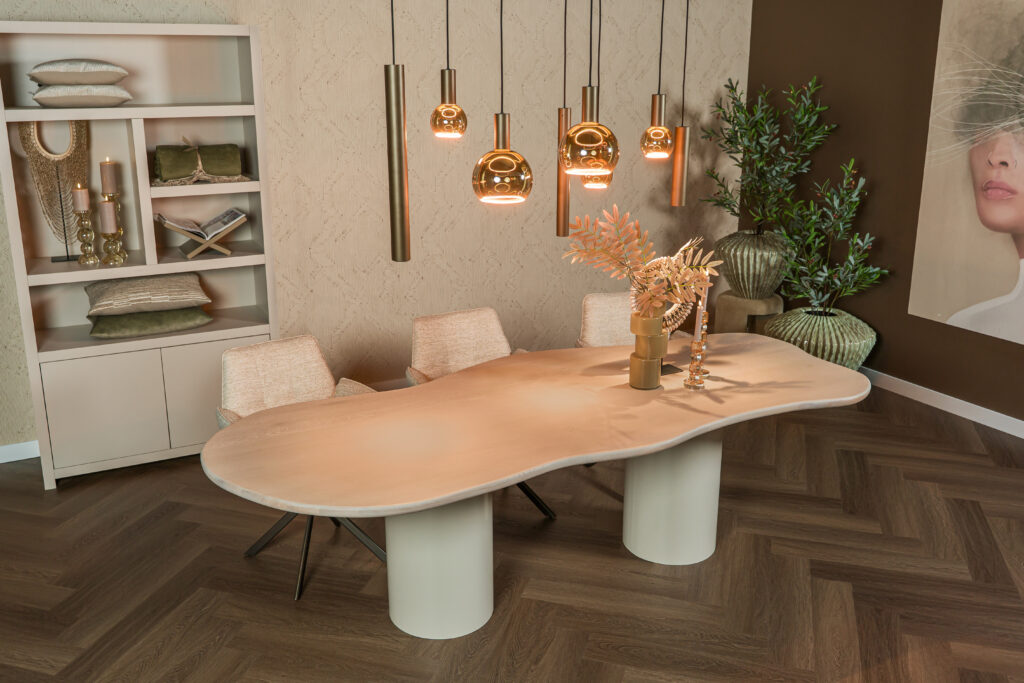Hoeveel moet je budgetteren voor een massief houten eettafel?