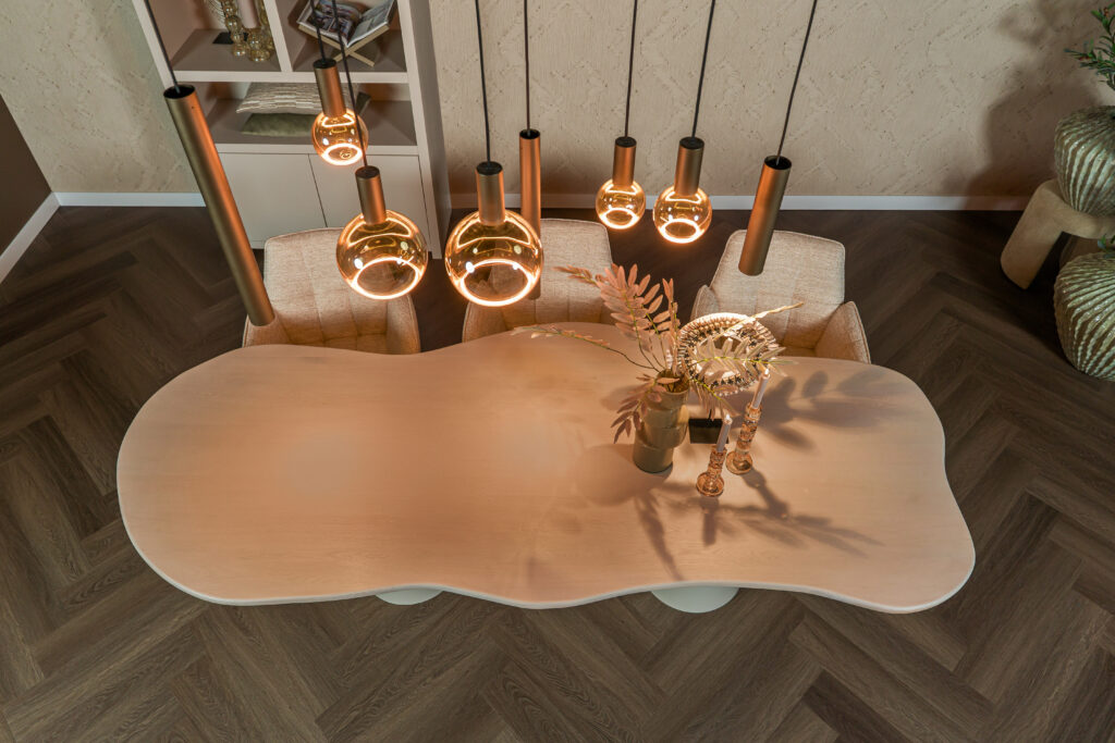 Wat zijn de voordelen van een houten eettafel?
