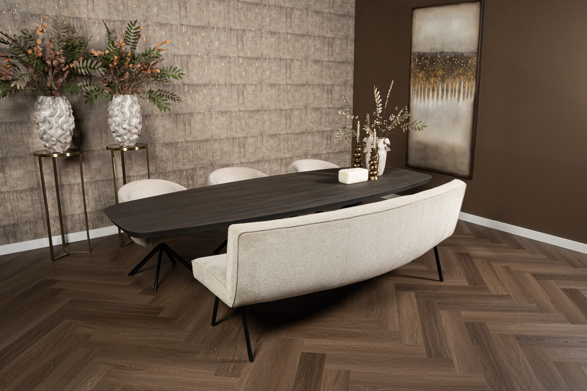 Kan een houten eettafel in een vochtige ruimte staan?