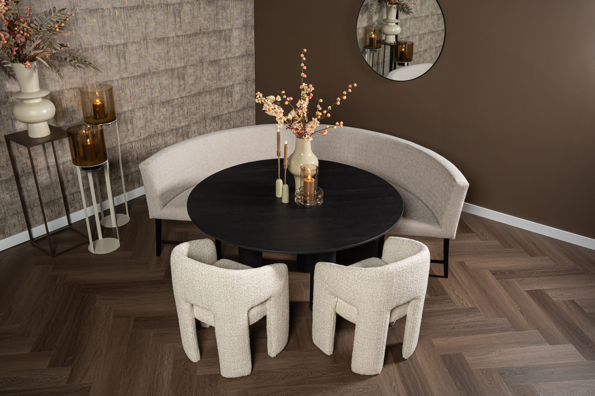 Hoe bescherm je een houten eettafel tegen dagelijks gebruik?