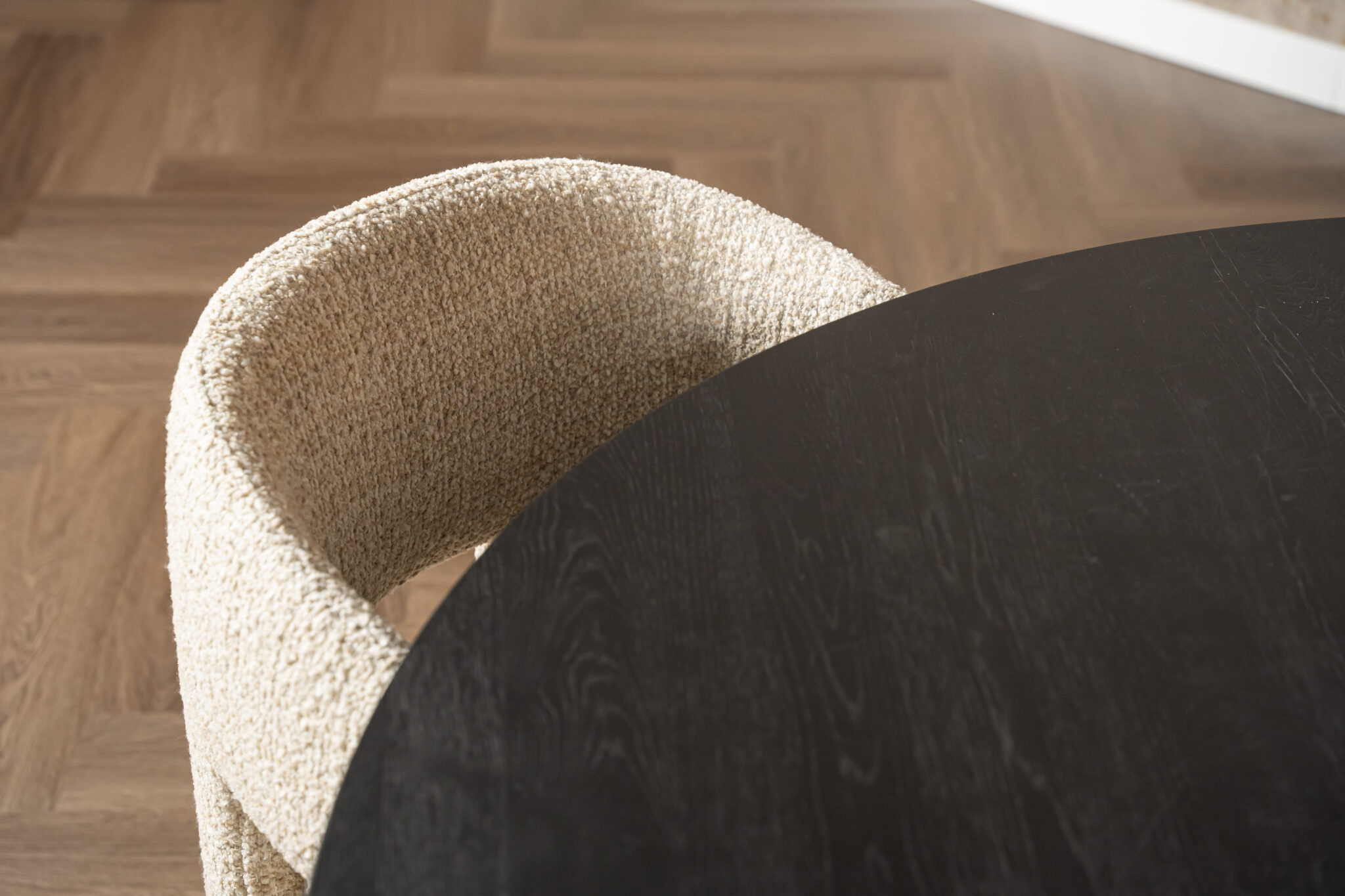 Hoe bescherm je je eettafel tegen hitte en vlekken?