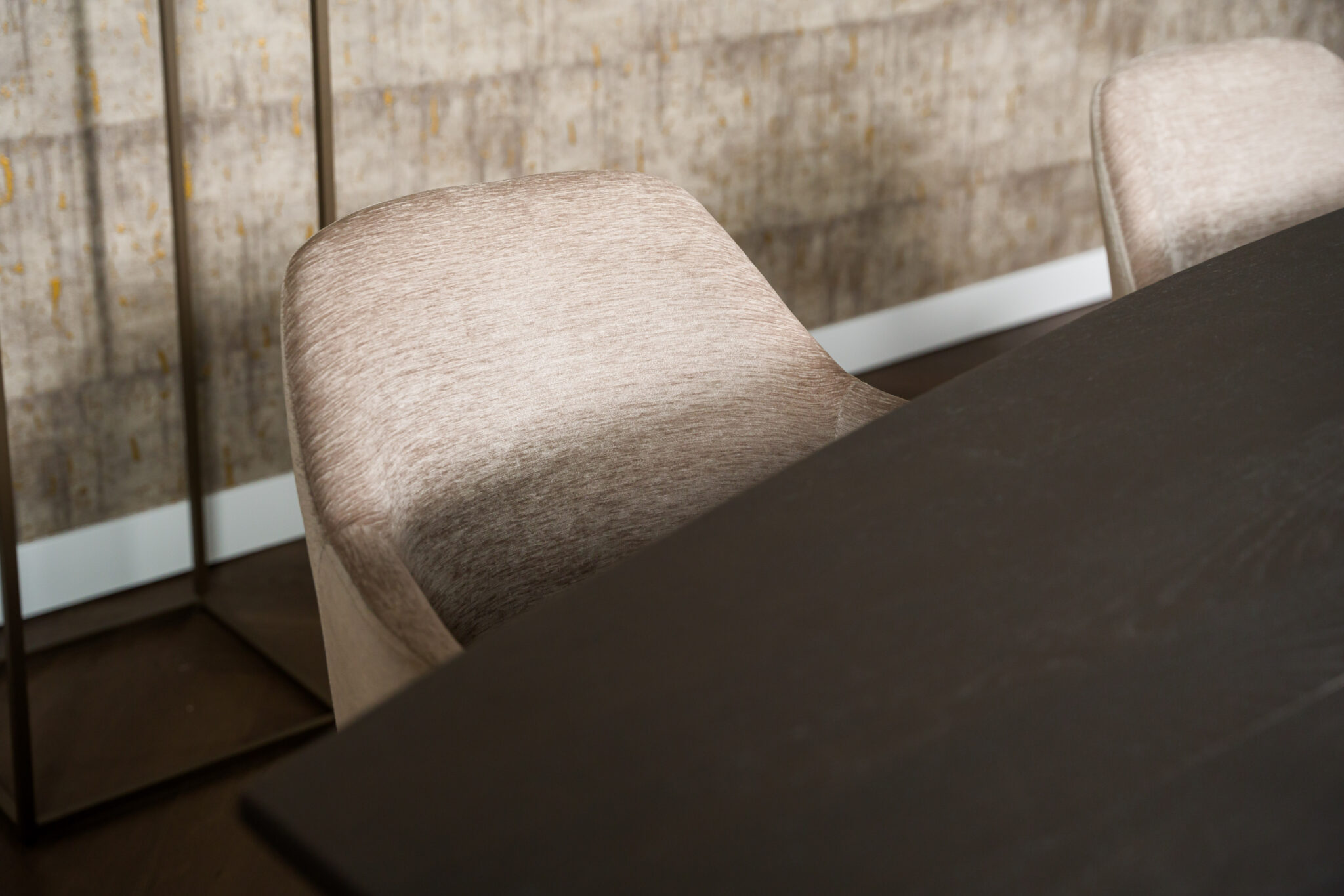 Hoe verwijder je kringen en vlekken van een houten eettafel?