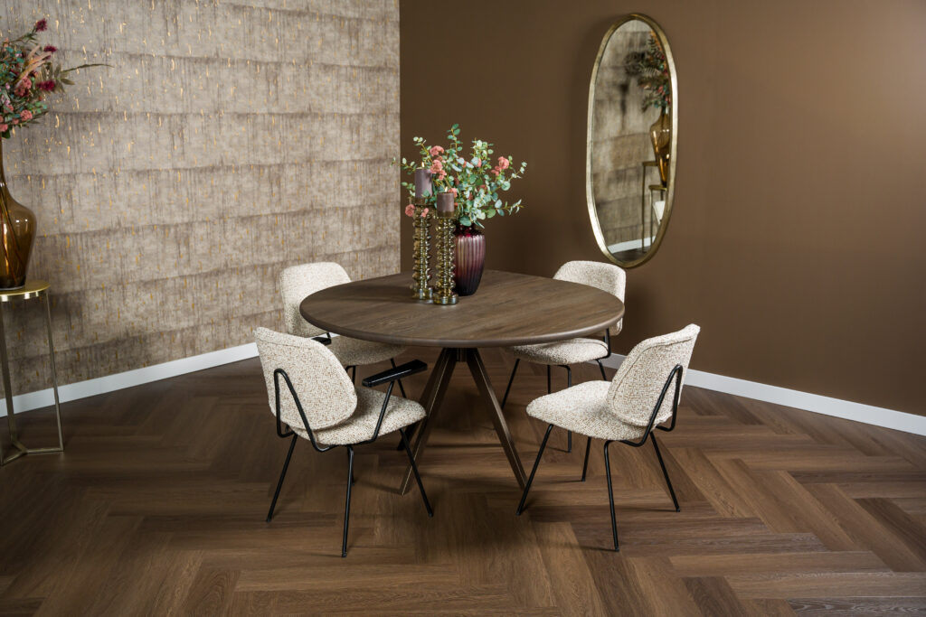 Welke vorm eettafel past het beste in een kleine ruimte?
